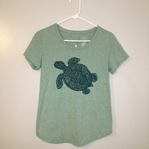 St. John’s Bay turtle graphic tee.